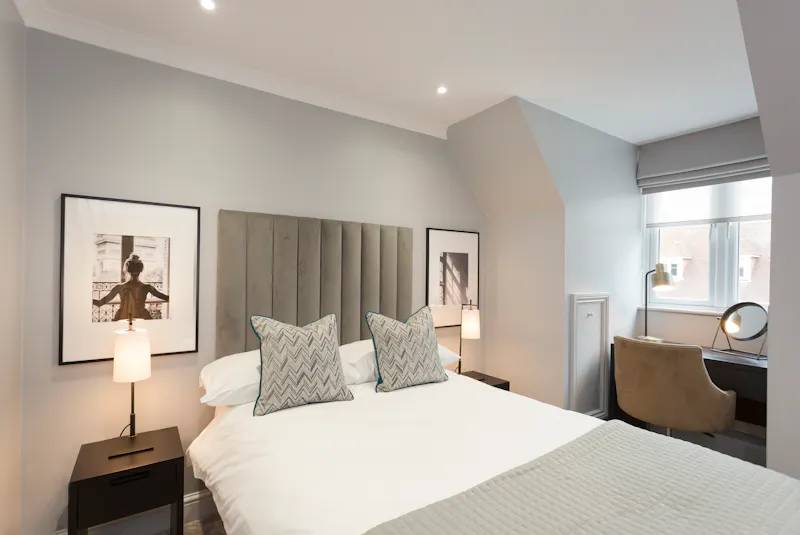 Bedroom at Luxe mansion hotel Woking, R847 (photo 20)