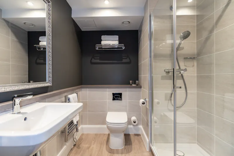 Bathroom at Luxe mansion hotel Woking, R847 (photo 21)