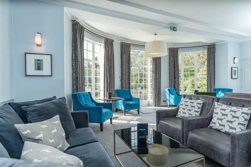 Sitting room at Luxe mansion hotel Woking, R847 (photo 5)