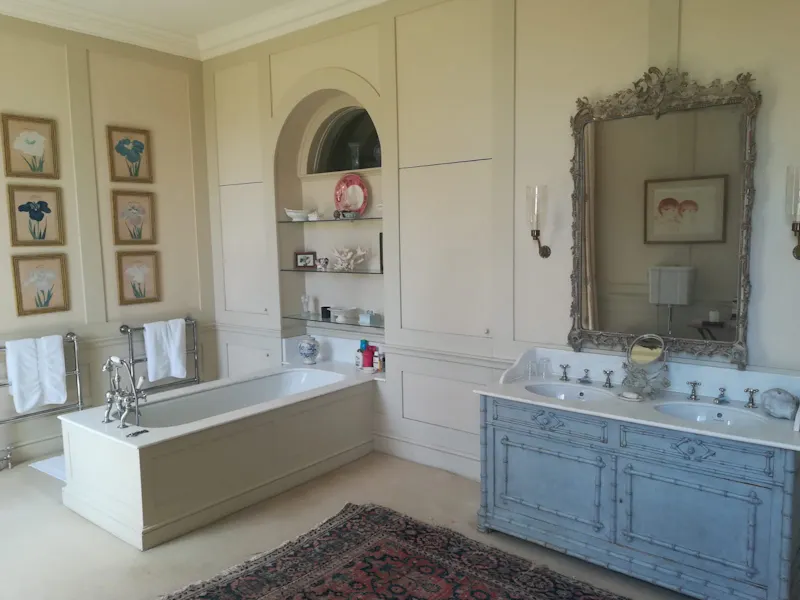 Bathroom at Worthing Manor House, A1599 (photo 6)