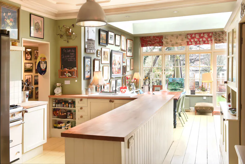 Eclectic Acton family house, E483 (photo 5)
