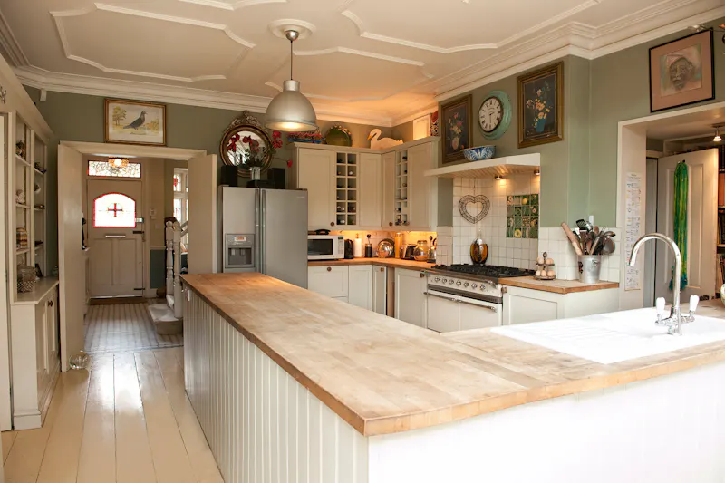 Eclectic Acton family house, E483 (photo 6)
