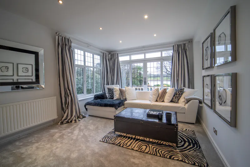 Luxury Lakeside Cheshire Home, D2693 (photo 4)