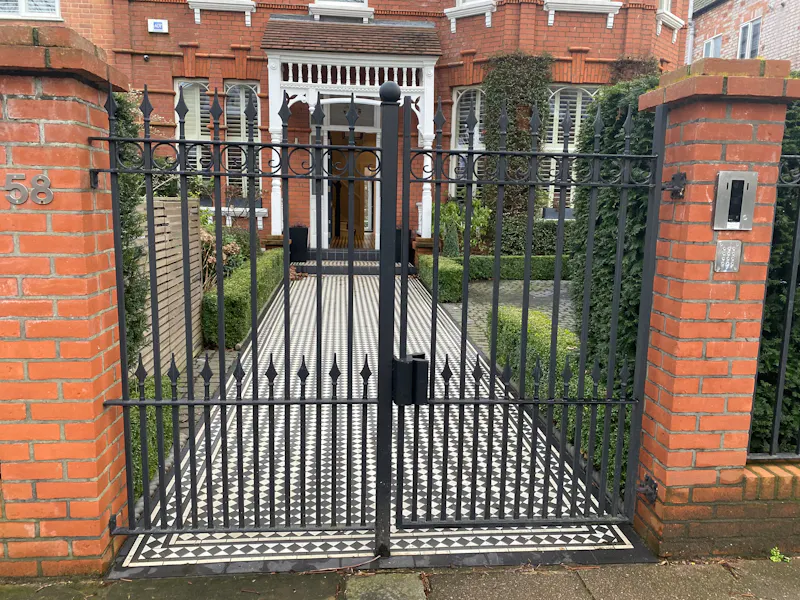 Gate at Victorian house Brondesbury , B1913 (photo 1)