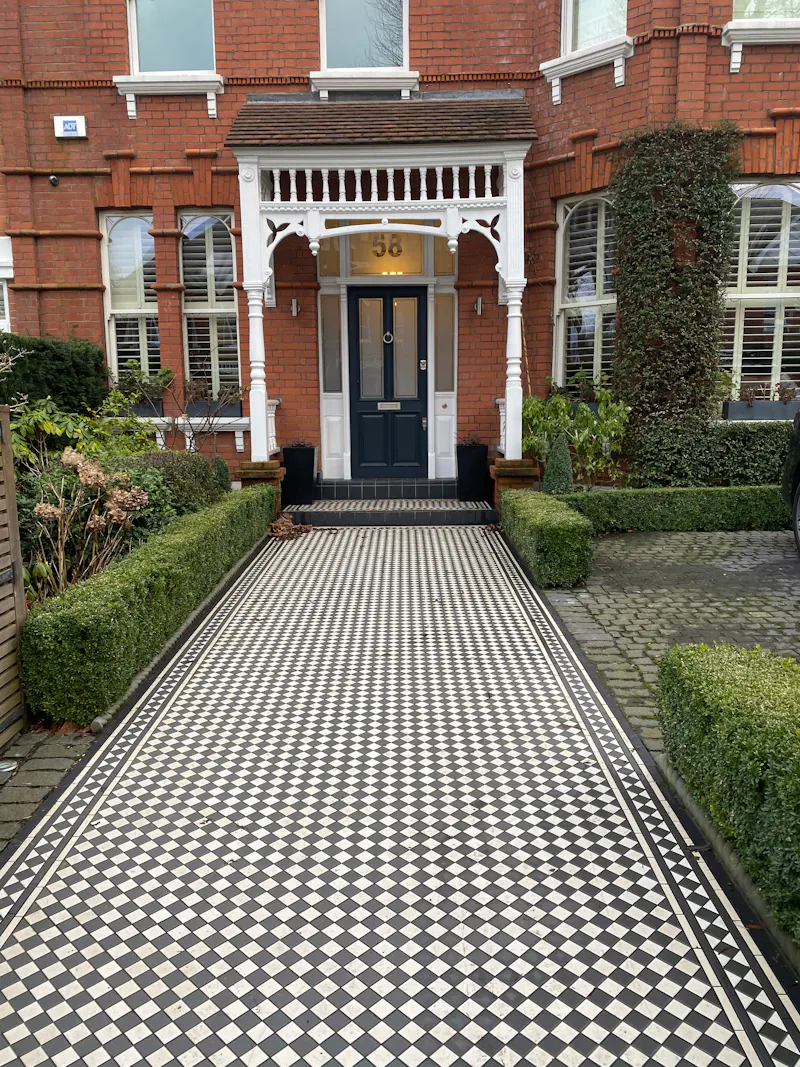 Floor - tiled at Victorian house Brondesbury , B1913 (photo 22)