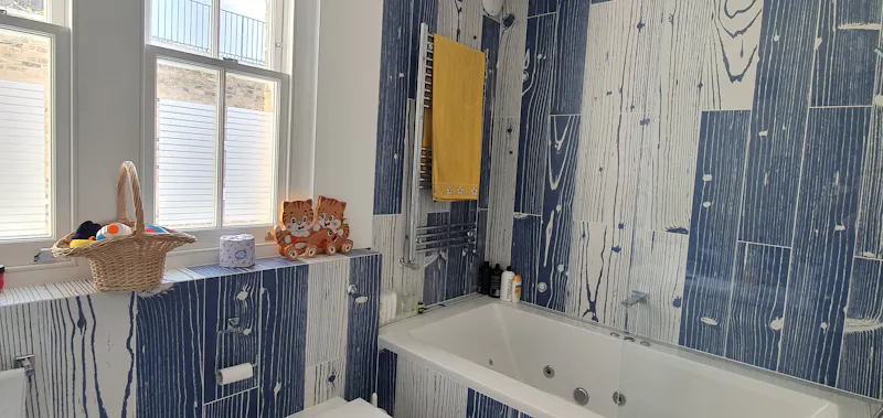 Bath at Victorian terrace in Hampstead, B1905 (photo 29)