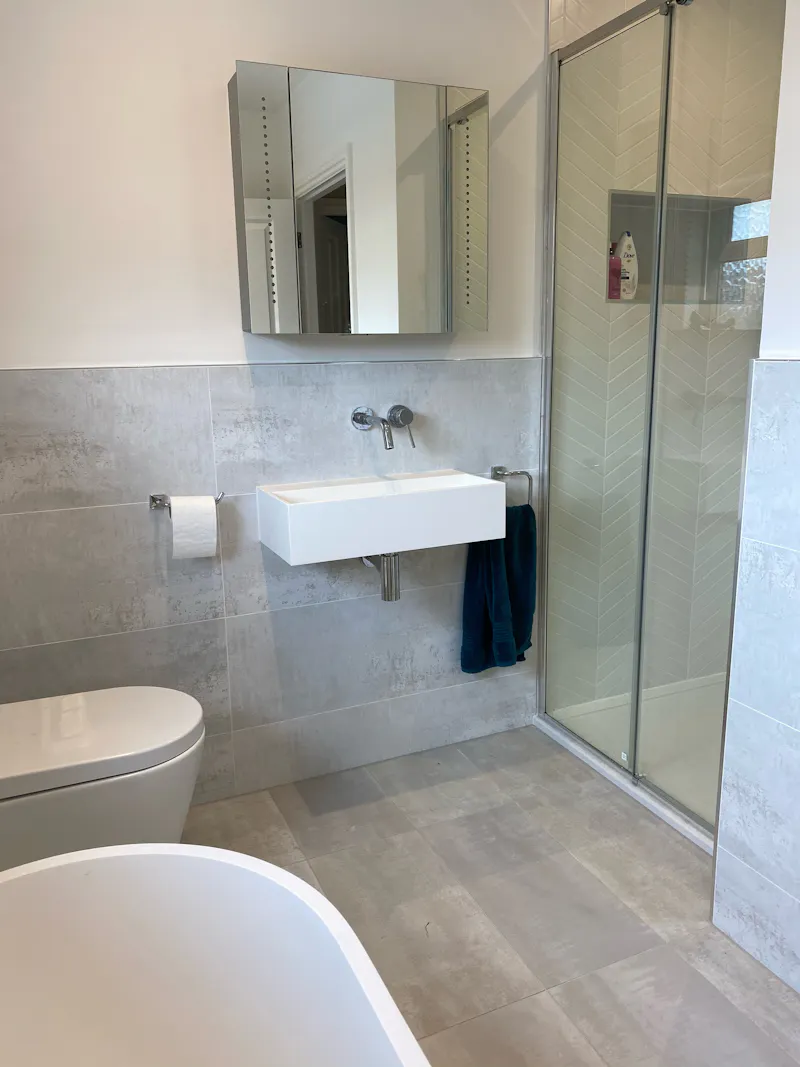 Bathroom at Modern semi in Weybridge, D2509 (photo 20)