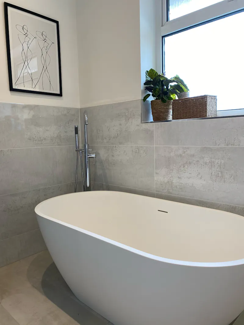 Bath - rolltop at Modern semi in Weybridge, D2509 (photo 19)