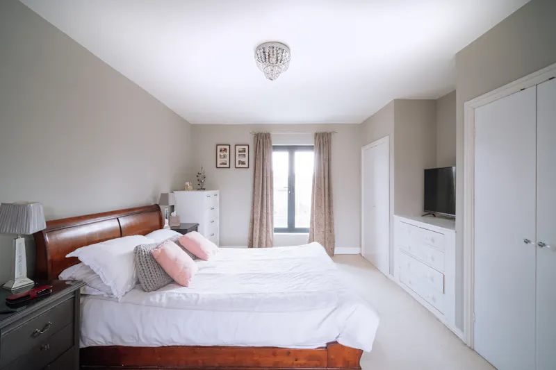 Bedroom at Modern semi in Weybridge, D2509 (photo 16)