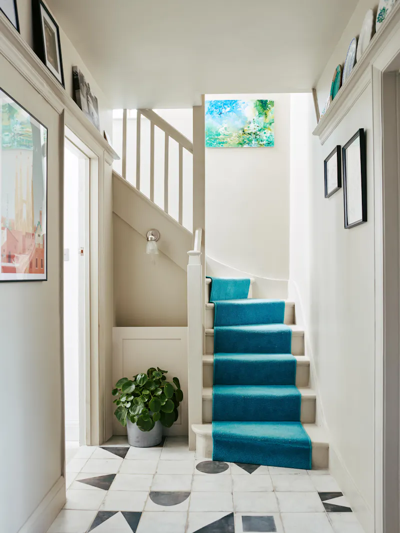 Staircase at Renovated 1930s house Enfield, D2518 (photo 13)