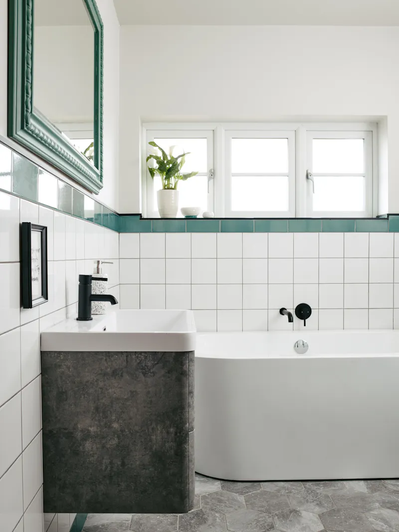 Bath - rolltop at Renovated 1930s house Enfield, D2518 (photo 21)