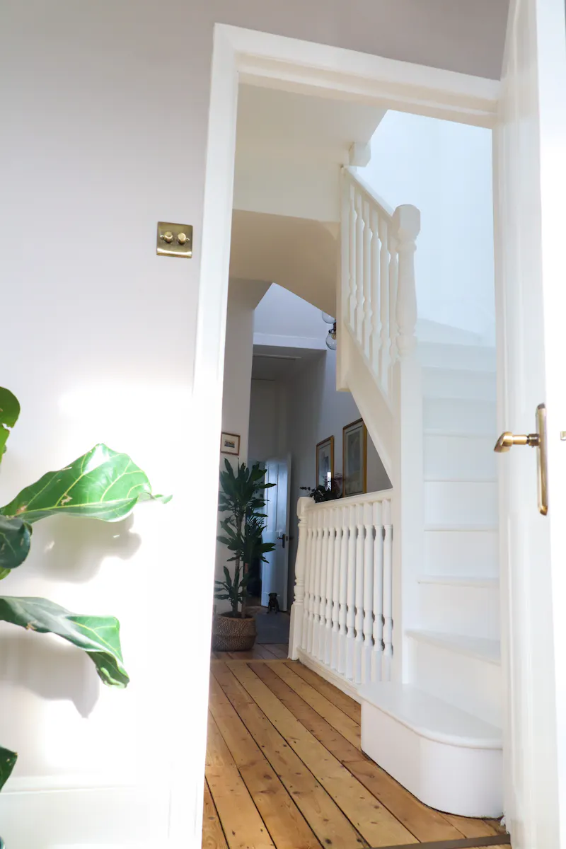 Staircase at Victorian terrace in Lewisham, B1930 (photo 7)