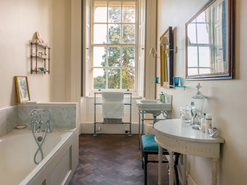 Bath at Historic Lymington stately, E406 (photo 26)