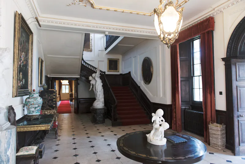 Entrance hall at Historic Lymington stately, E406 (photo 2)
