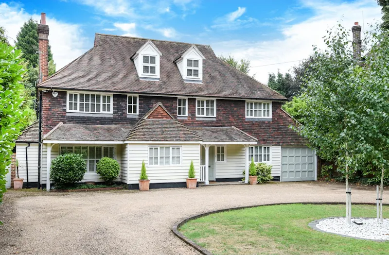 Driveway at Colonial Style House Bromley, D2497 (photo 1)