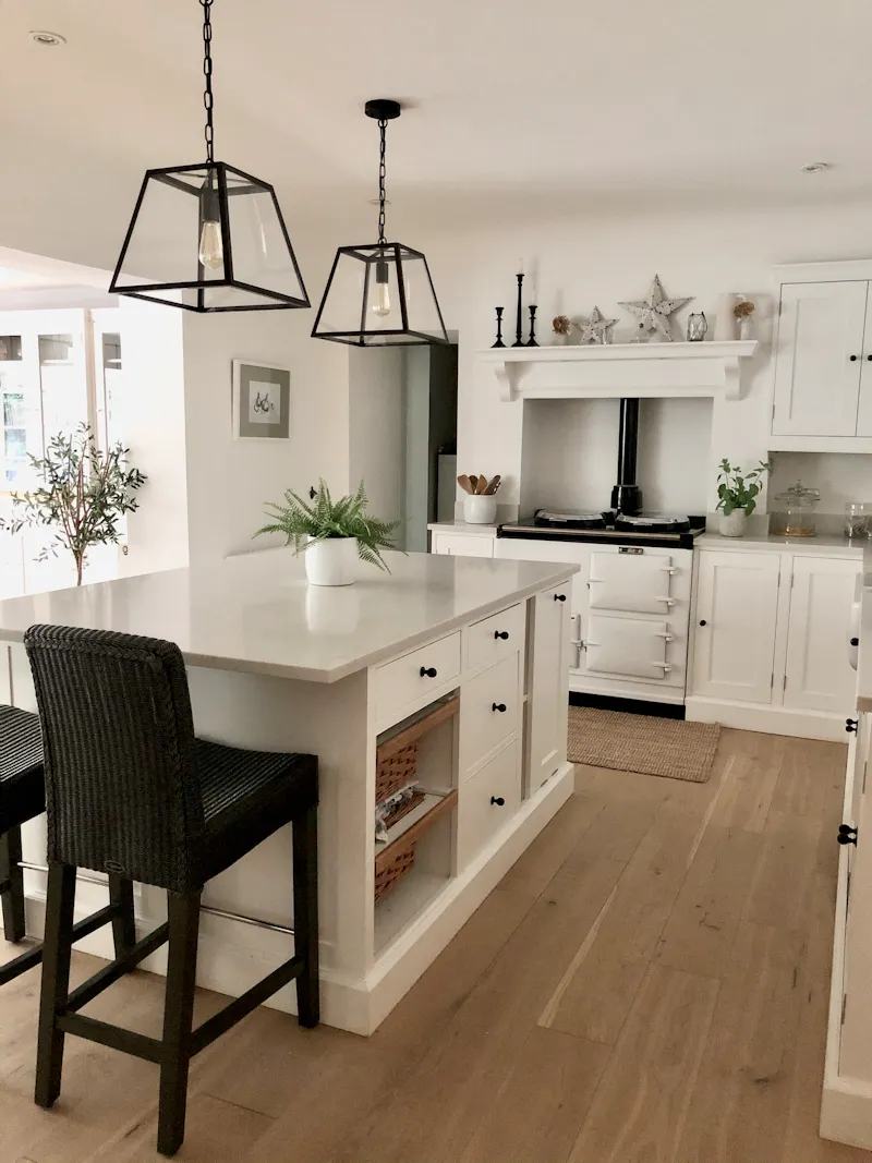 Kitchen island at Colonial Style House Bromley, D2497 (photo 7)