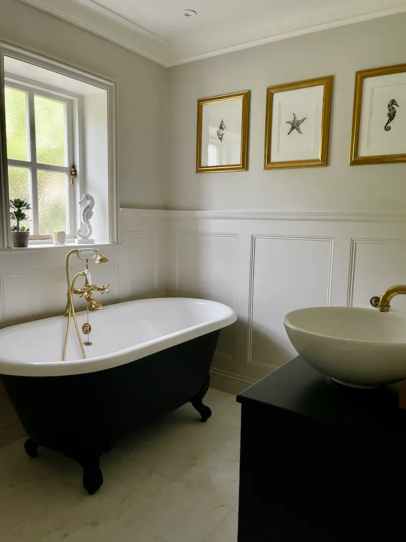 Bath - rolltop at Colonial Style House Bromley, D2497 (photo 14)