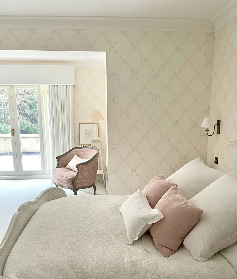 Bedroom at Colonial Style House Bromley, D2497 (photo 11)