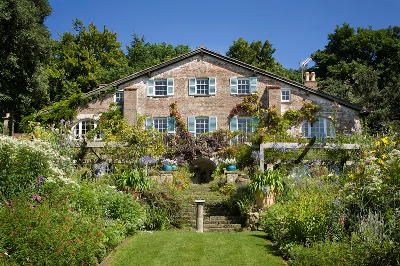 Garden at  Arts & crafts house Ewhurst, E486 (photo 1)