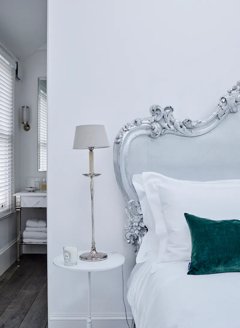 Bedroom at Stylish Belgravia mews house, A1549 (photo 11)
