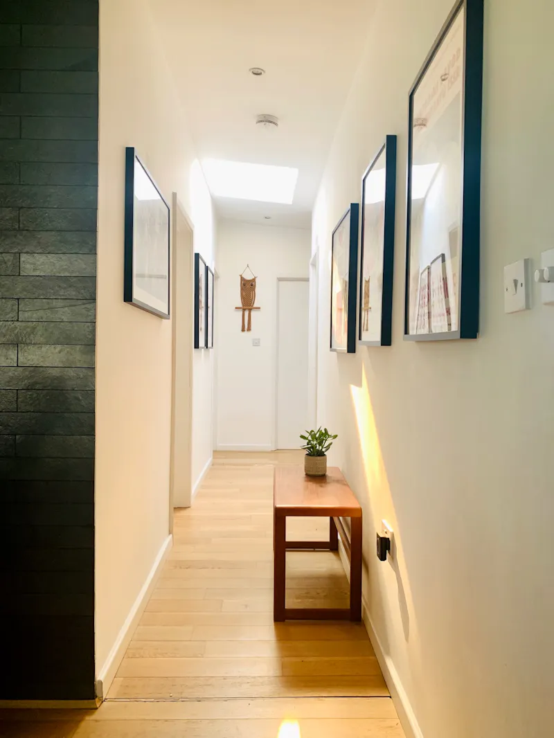 Corridor at American bungalow Crowthorne, D2505 (photo 17)