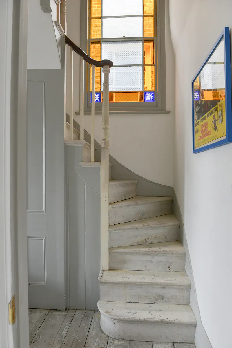 Staircase at Victorian home Holloway, B1935 (photo 16)