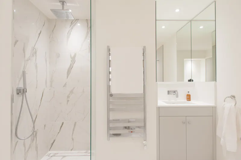 Shower at Farringdon open-plan apartment , D2502 (photo 16)