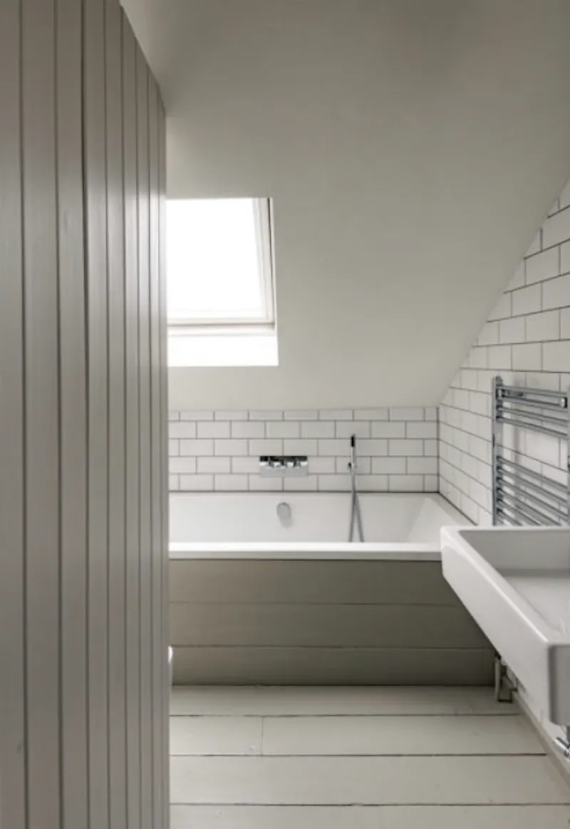 Bathroom at Stunning Rye house on river , D2519 (photo 11)