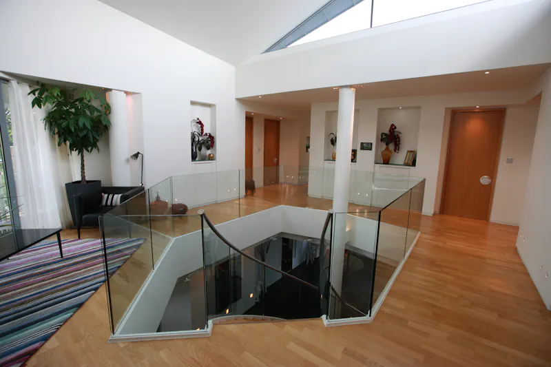 Landing at Modern Sevenoaks house, K361 (photo 18)