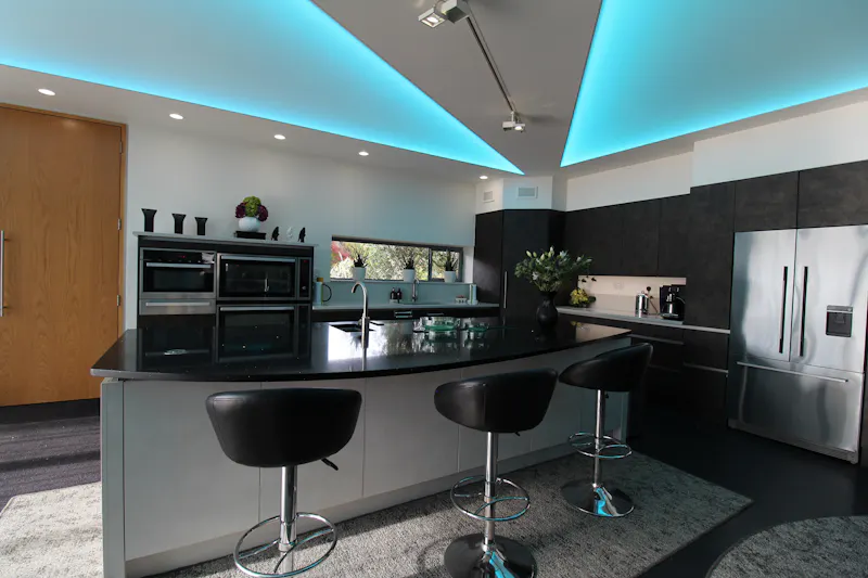 Kitchen at Modern Sevenoaks house, K361 (photo 8)