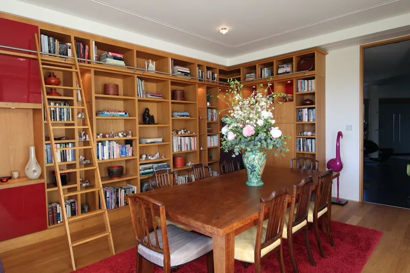Library at Modern Sevenoaks house, K361 (photo 14)