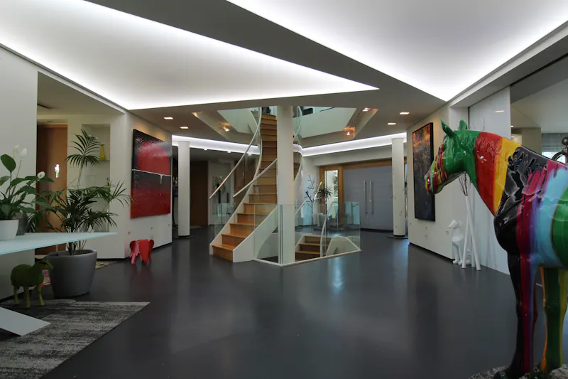 Entrance hall at Modern Sevenoaks house, K361 (photo 4)