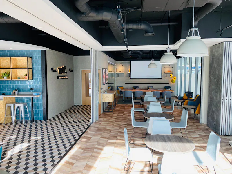 Floor - wooden at Modern hotel in Whitechapel, R843 (photo 4)