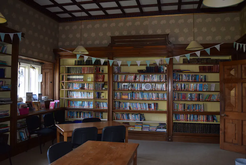Wallpaper at Victorian manor & school, J221 (photo 6)