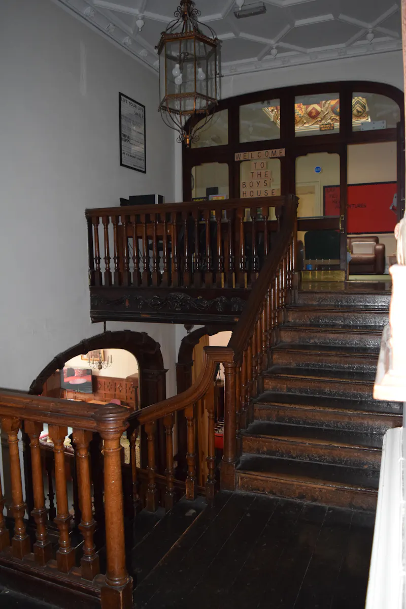 Victorian manor & school, J221 (photo 14)
