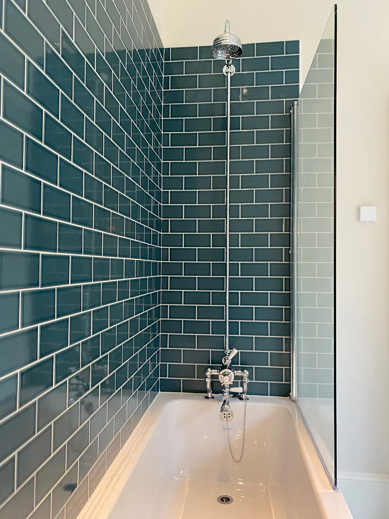 Shower at Modern mansion Nr Buntingford, D2528 (photo 36)