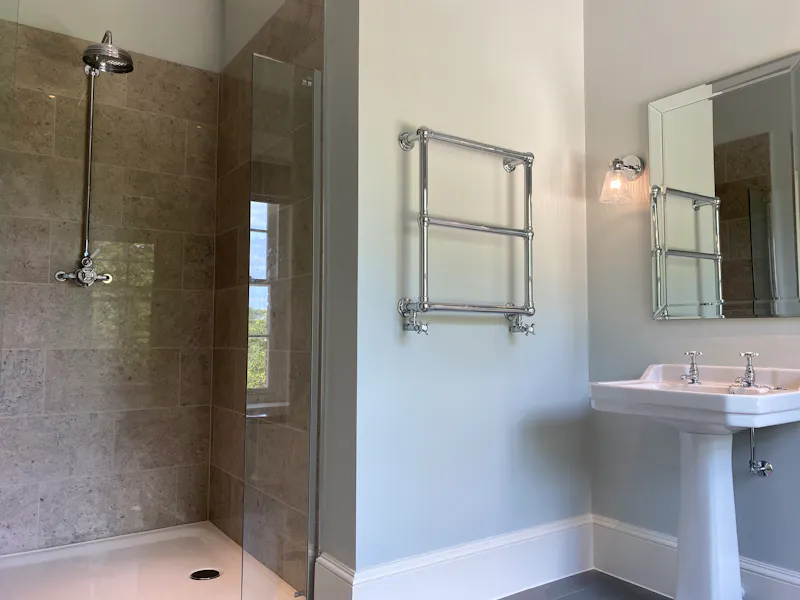 Shower at Modern mansion Nr Buntingford, D2528 (photo 37)