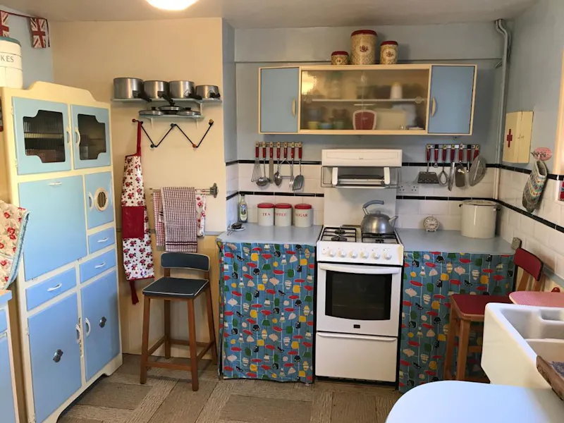 Kitchen at Authentic 50s Welwyn house, D2208 (photo 5)