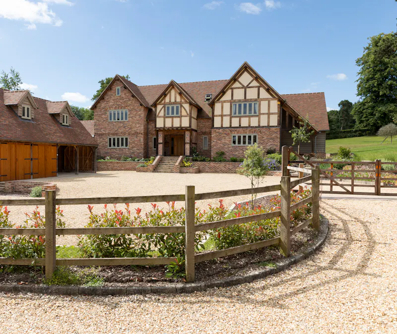 Driveway at Modern farmhouse in Newbury, L719 (photo 1)