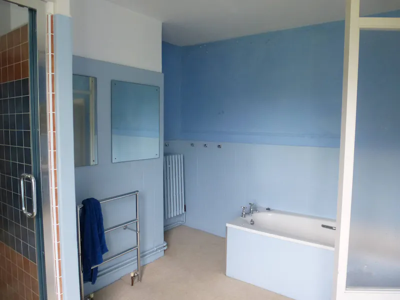 Bathroom at Huge vacant Dulwich house, A1435 (photo 42)