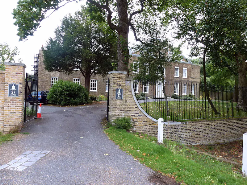 Driveway at Huge vacant Dulwich house, A1435 (photo 68)