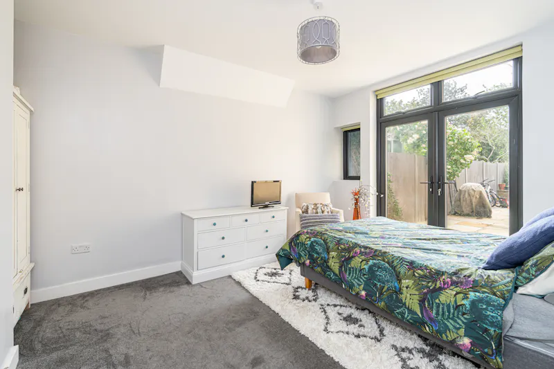 Bedroom at Colourful flat in Palmers Green, B1959 (photo 8)