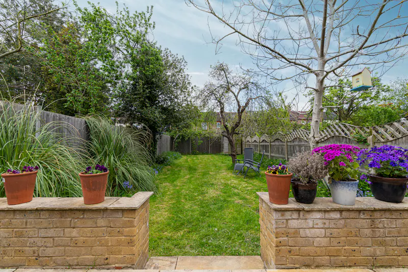 Garden at Colourful flat in Palmers Green, B1959 (photo 11)