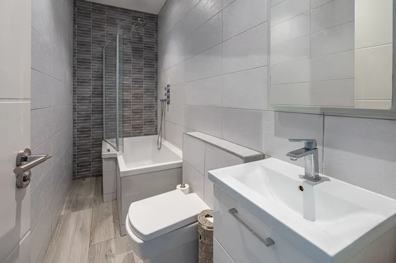 Bathroom at Colourful flat in Palmers Green, B1959 (photo 9)