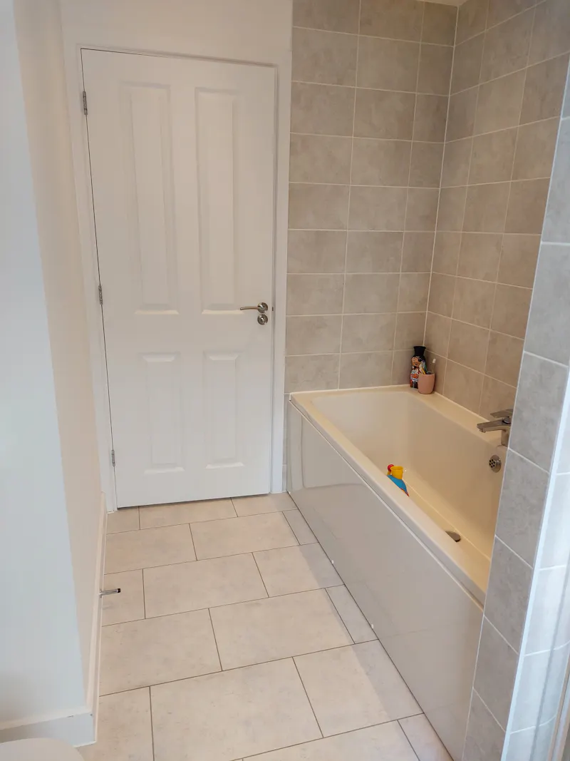 Bath at Suburban family home Hook, D2526 (photo 41)