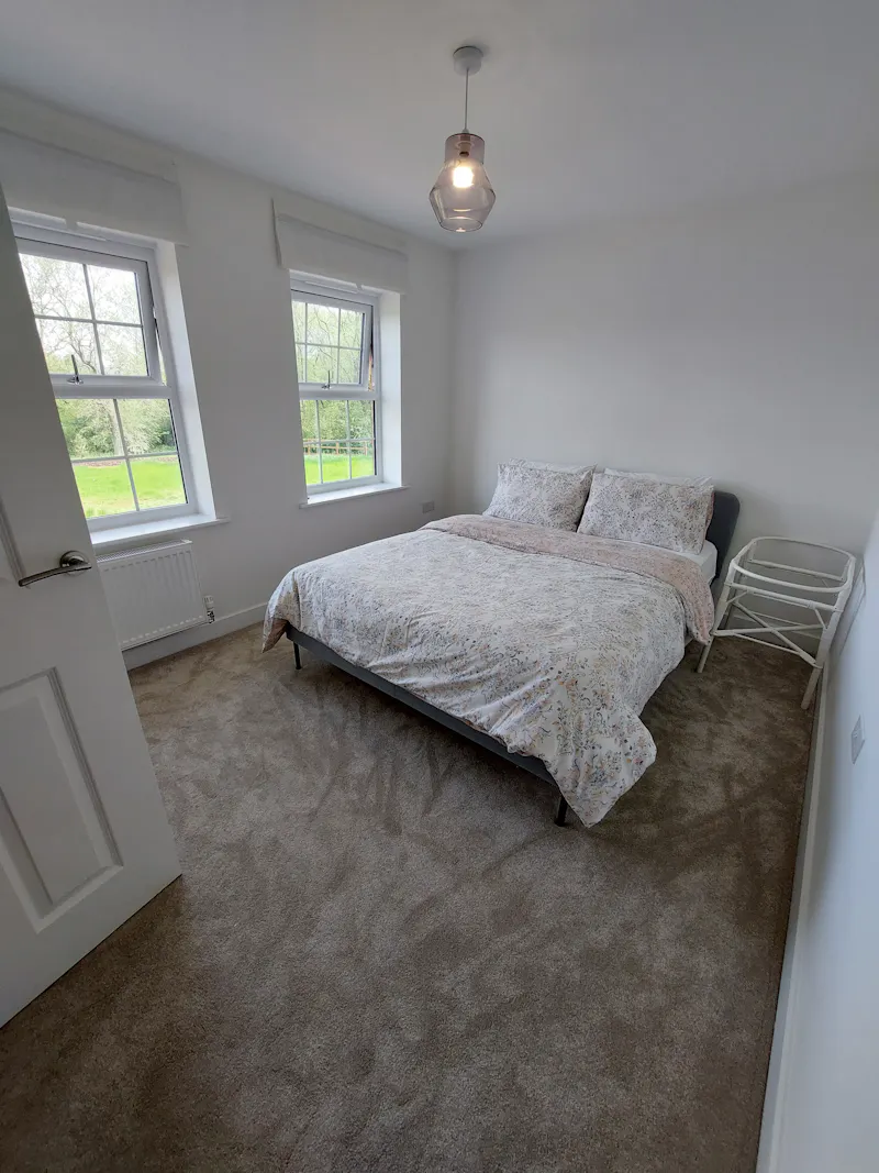 Bedroom at Suburban family home Hook, D2526 (photo 35)