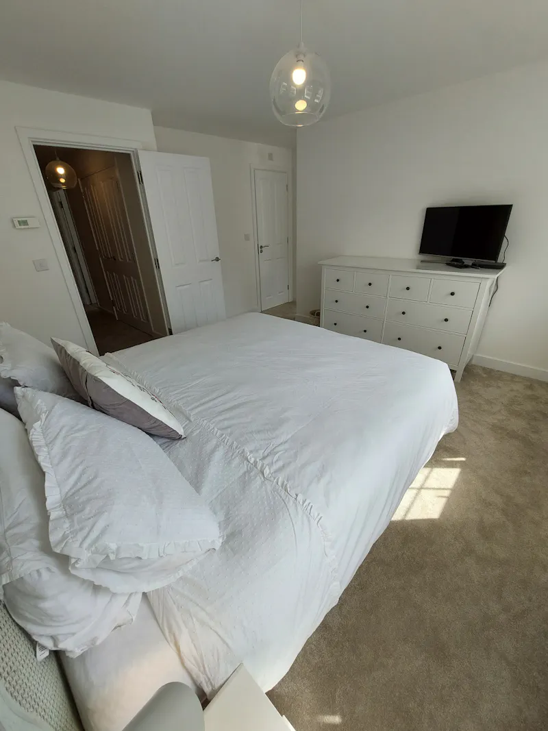 Bedroom at Suburban family home Hook, D2526 (photo 37)