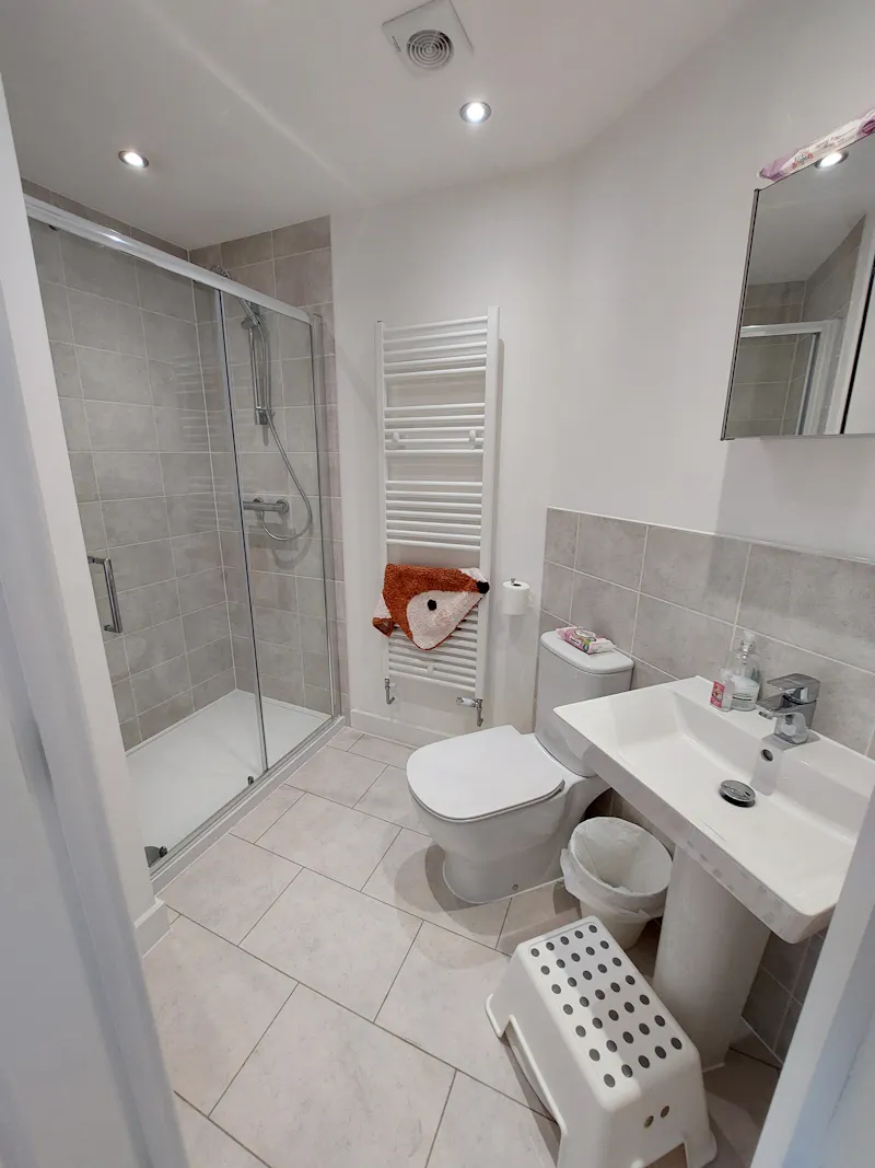 Bathroom at Suburban family home Hook, D2526 (photo 45)