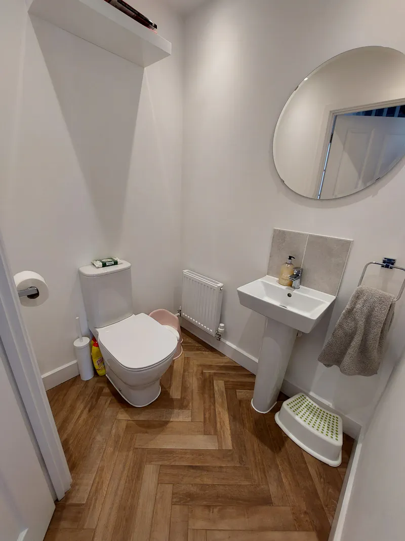 Bathroom at Suburban family home Hook, D2526 (photo 21)