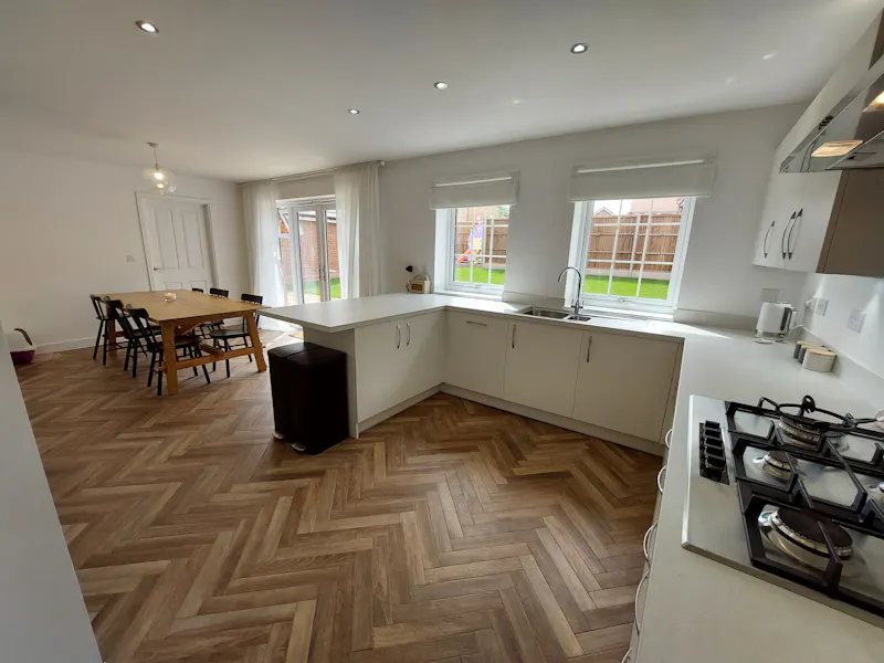 Open plan at Suburban family home Hook, D2526 (photo 5)